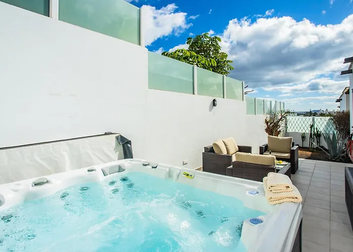 Gorgeous In Palmas Playa Blan With Private Swimming Pool, Be Inside Or Outside Vakantiehuis Playa Blanca (Lanzarote)